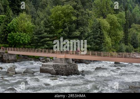 Sonamarg, Indien. 31. Mai 2023. Ein Kashimiri-Mann geht an einem sonnigen Tag in Sonamarg entlang der Fußgängerbrücke, etwa 100kms km von Srinagar, der Sommerhauptstadt von Jammu und Kaschmir entfernt. (Foto: Saqib Majeed/SOPA Images/Sipa USA) Guthaben: SIPA USA/Alamy Live News Stockfoto