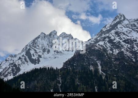 Sonamarg, Indien. 31. Mai 2023. Ein Blick auf die schneebedeckten Berge im Sonamarg Touristenresort, ca. 100kms km von Srinagar, der Sommerhauptstadt von Jammu und Kaschmir entfernt. (Foto: Saqib Majeed/SOPA Images/Sipa USA) Guthaben: SIPA USA/Alamy Live News Stockfoto