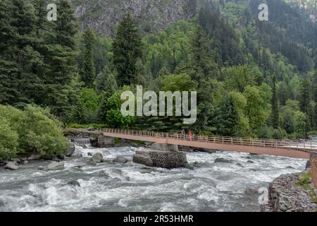 Sonamarg, Indien. 31. Mai 2023. Die Bewohner von Kashimiri laufen an einem sonnigen Tag in Sonamarg entlang der Fußgängerbrücke, etwa 100kms km von Srinagar, der Sommerhauptstadt von Jammu und Kaschmir entfernt. (Foto: Saqib Majeed/SOPA Images/Sipa USA) Guthaben: SIPA USA/Alamy Live News Stockfoto