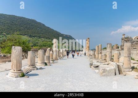 Ein Bild der Straße neben der Bühne Agora in der antiken Stadt Ephesus. Stockfoto