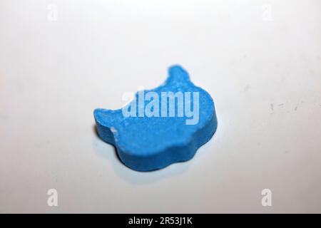 Blaue Ekstasy-Eulen-Pille mit mdma sehr starkes Dope Nahaufnahme Hintergrund Partyzeit psychedelische Saison hohe Qualität große Drucke Stockfoto