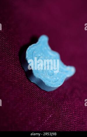 Blaue Ekstasy-Eulen-Pille mit mdma sehr starkes Dope Nahaufnahme Hintergrund Partyzeit psychedelische Saison hohe Qualität große Drucke Stockfoto