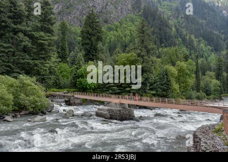 Sonamarg, Kaschmir, Indien. 31. Mai 2023. Die Bewohner von Kashimiri laufen an einem sonnigen Tag in Sonamarg entlang der Fußgängerbrücke, etwa 100kms km von Srinagar, der Sommerhauptstadt von Jammu und Kaschmir entfernt. (Kreditbild: © Saqib Majeed/SOPA Images via ZUMA Press Wire) NUR REDAKTIONELLE VERWENDUNG! Nicht für den kommerziellen GEBRAUCH! Stockfoto