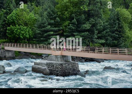 Sonamarg, Kaschmir, Indien. 31. Mai 2023. Die Bewohner von Kashimiri laufen an einem sonnigen Tag in Sonamarg entlang der Fußgängerbrücke, etwa 100kms km von Srinagar, der Sommerhauptstadt von Jammu und Kaschmir entfernt. (Kreditbild: © Saqib Majeed/SOPA Images via ZUMA Press Wire) NUR REDAKTIONELLE VERWENDUNG! Nicht für den kommerziellen GEBRAUCH! Stockfoto