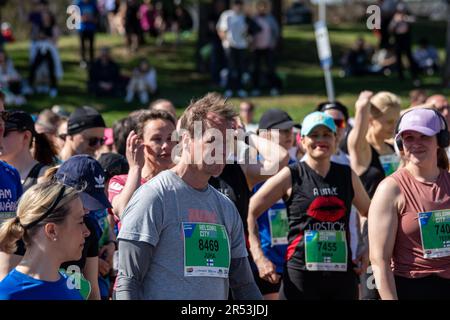 Teilnehmer des Halbmarathons der Stadt Helsinki versammelten sich vor dem Rennen im Taka-Töösti-Bezirk in Helsinki, Finnland, hinter der Startlinie Stockfoto