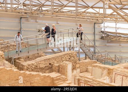 Ein Bild von Touristen in den Terrassenhäusern der antiken Stadt Ephesus. Stockfoto