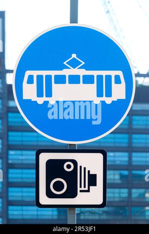 Straßenbahnschild mit Verkehrskamera ANPR Birmingham Samstag, 27. 2023. Mai Stockfoto