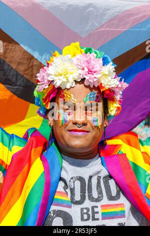 asiatischer Mann in Regenbogenanzug und Flagge im Birmingham LGBTQ Gay Pride Samstag, den 27. 2023. Mai Stockfoto