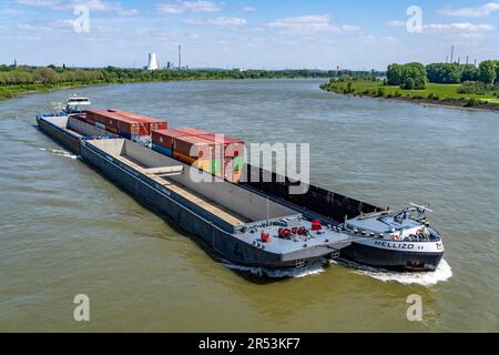 Frachtschiff Mellizo, Containerfrachter, nur teilweise beladen, auf dem Rhein bei Duisburg-Baerl, im Hintergrund das STEAG-Kraftwerk Walsum NRW, Ger Stockfoto