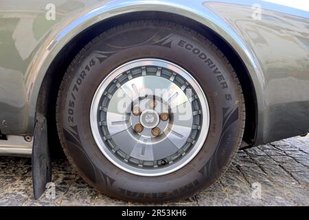 Nahaufnahme der einzigartigen und äußerst seltenen Leichtmetallfelgen von SMR french auf einem Citroen CX 25 TRD Turbo Series 1, der im April 2023 in Lissabon, Portugal, parkt. Stockfoto