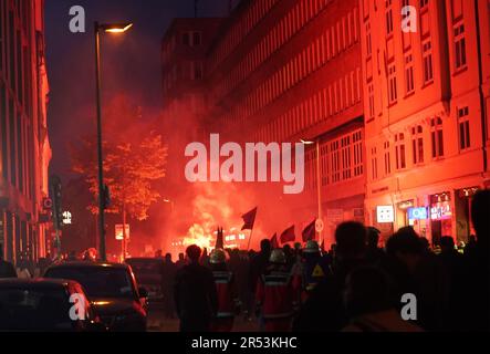 Hamburg, Deutschland. 31. Mai 2023. Demonstranten verbrennen Feuerwerk nach einer Demonstration gegen die Verurteilung der vermuteten Linksextremistin Lina E. in Schulterblatt. Das Oberlandesgericht Dresden verurteilte die mutmaßliche Linksextremistin Lina E. zu fünf Jahren und drei Monaten Haft für mehrere Angriffe auf Rechtsextremismen. Laut Gericht gehörte sie zu einer Gruppe, die Anschläge auf Mitglieder der rechten Szene verübte. Kredit: Marcus Brandt/dpa/Alamy Live News Stockfoto