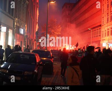 Hamburg, Deutschland. 31. Mai 2023. Demonstranten verbrennen Feuerwerk nach einer Demonstration gegen die Verurteilung der vermuteten Linksextremistin Lina E. in Schulterblatt. Das Oberlandesgericht Dresden verurteilte die mutmaßliche Linksextremistin Lina E. zu fünf Jahren und drei Monaten Haft für mehrere Angriffe auf Rechtsextremismen. Laut Gericht gehörte sie zu einer Gruppe, die Anschläge auf Mitglieder der rechten Szene verübte. Kredit: Marcus Brandt/dpa/Alamy Live News Stockfoto