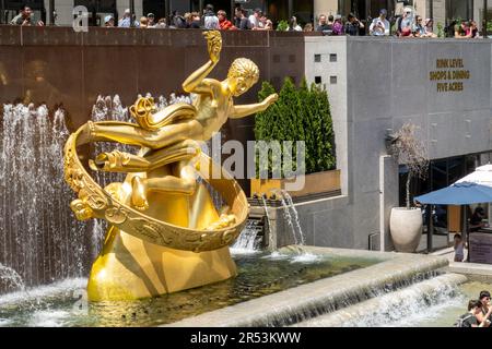 Die berühmte Statue von Prometheus befindet sich im Rockefeller Center Plaza, New York City, USA 2023 Stockfoto