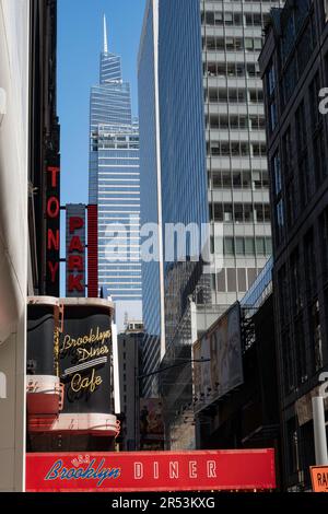 Ein Vanderbilt, supergroß, vom Times Square aus gesehen, 43. St., 2023, New York City, USA Stockfoto