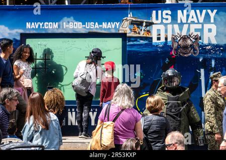 Die Menge versammelt sich zur Flottenwoche am Times Square im US Navy Underwater Diver Tank, 2023, New York City, USA Stockfoto