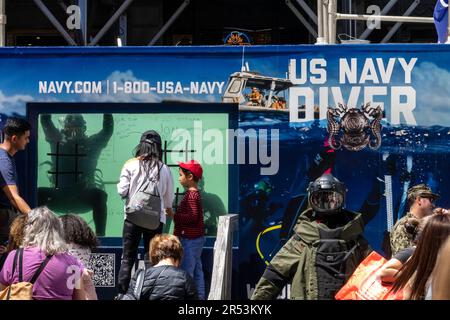 Die Menge versammelt sich zur Flottenwoche am Times Square im US Navy Underwater Diver Tank, 2023, New York City, USA Stockfoto