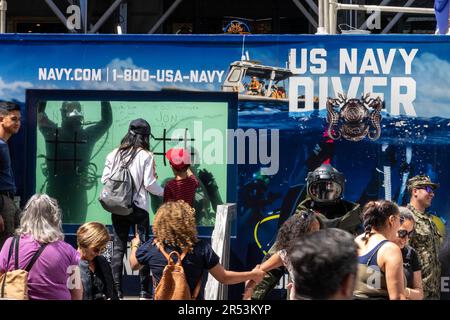 Die Menge versammelt sich zur Flottenwoche am Times Square im US Navy Underwater Diver Tank, 2023, New York City, USA Stockfoto