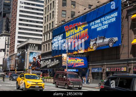 „Back to the Future“-Marquee im Winter Garden Theatre am Broadway, New York City, USA 2023 Stockfoto