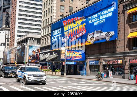 „Back to the Future“-Marquee im Winter Garden Theatre am Broadway, New York City, USA 2023 Stockfoto