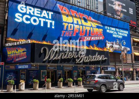 „Back to the Future“-Marquee im Winter Garden Theatre am Broadway, New York City, USA 2023 Stockfoto