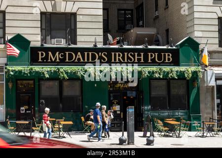 P. McDaid's Irish Pub liegt nördlich vom Times Square im Theaterviertel, 2023, New York City, USA Stockfoto
