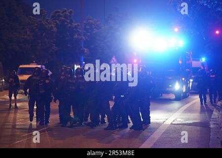 Hamburg, Deutschland. 31. Mai 2023. Polizeibeamte blockieren eine Straße in Schulterblatt nach einer Demonstration gegen die Verurteilung der mutmaßlichen Linksextremistin Lina E. das Oberlandesgericht Dresden verurteilte die mutmaßliche Linksextremistin Lina E. zu fünf Jahren und drei Monaten Haft wegen mehrerer Angriffe auf Rechtsextremismen. Laut Gericht gehörte sie zu einer Gruppe, die Anschläge auf Mitglieder der rechten Szene verübte. Kredit: Marcus Brandt/dpa/Alamy Live News Stockfoto