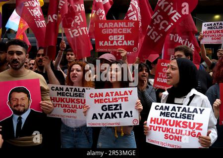 Izmir, Türkei. 31. Mai 2023. Aktivisten halten während der Demonstration Plakate, auf denen ihre Meinung zum Ausdruck gebracht wird. Im 10. Jahrestag der Proteste im Gezi Park sahen die Mitglieder der Arbeiterpartei der Türkei (TIPP) auf den Straßen die Freilassung von Can Atalay und dem inhaftierten Anwalt fordern. Can Atalay, der bei den Wahlen zum Hatay-Stellvertreter der Arbeiterpartei der Türkei (TIP) gewählt wurde. Kredit: SOPA Images Limited/Alamy Live News Stockfoto