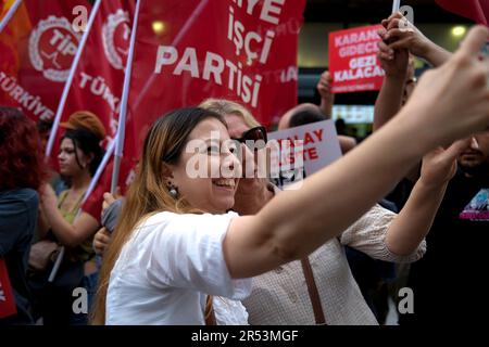 Izmir, Türkei. 31. Mai 2023. Demonstranten machen während der Demonstration ein Selfie. Im 10. Jahrestag der Proteste im Gezi Park sahen die Mitglieder der Arbeiterpartei der Türkei (TIPP) auf den Straßen die Freilassung von Can Atalay und dem inhaftierten Anwalt fordern. Can Atalay, der bei den Wahlen zum Hatay-Stellvertreter der Arbeiterpartei der Türkei (TIP) gewählt wurde. Kredit: SOPA Images Limited/Alamy Live News Stockfoto