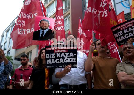 Izmir, Türkei. 31. Mai 2023. Aktivisten halten während der Demonstration Plakate, auf denen ihre Meinung zum Ausdruck gebracht wird. Im 10. Jahrestag der Proteste im Gezi Park sahen die Mitglieder der Arbeiterpartei der Türkei (TIPP) auf den Straßen die Freilassung von Can Atalay und dem inhaftierten Anwalt fordern. Can Atalay, der bei den Wahlen zum Hatay-Stellvertreter der Arbeiterpartei der Türkei (TIP) gewählt wurde. Kredit: SOPA Images Limited/Alamy Live News Stockfoto