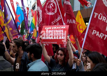 Izmir, Türkei. 31. Mai 2023. Ein Protestteilnehmer hält ein Plakat für die Demonstration. Im 10. Jahrestag der Proteste im Gezi Park sahen die Mitglieder der Arbeiterpartei der Türkei (TIPP) auf den Straßen die Freilassung von Can Atalay und dem inhaftierten Anwalt fordern. Can Atalay, der bei den Wahlen zum Hatay-Stellvertreter der Arbeiterpartei der Türkei (TIP) gewählt wurde. Kredit: SOPA Images Limited/Alamy Live News Stockfoto