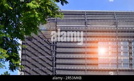 Metallfassade des Gebäudes. Details der Aluminiumfassade und der Aluminiumpaneele am Gebäude. Verkleidungsplatten aus Stahlrahmen. Stockfoto