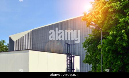 Metallfassade des Gebäudes. Details der Aluminiumfassade und der Aluminiumpaneele am Gebäude. Verkleidungsplatten aus Stahlrahmen. Stockfoto