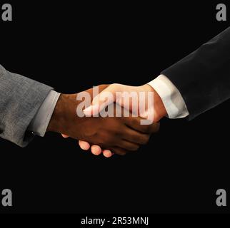 Dark and Fair Completion Hände schütteln Diversity Concept Hintergrund mit beiden Händen. Diversity-Handschlag unterschiedlicher ethnischer Herkunft Stockfoto