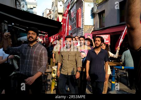 Izmir, Türkei. 31. Mai 2023. Mitglieder der Arbeiterpartei Türkiye werden während der Demonstration beim Marschieren gesehen. Im 10. Jahrestag der Proteste im Gezi Park sahen die Mitglieder der Arbeiterpartei der Türkei (TIPP) auf den Straßen die Freilassung von Can Atalay und dem inhaftierten Anwalt fordern. Can Atalay, der bei den Wahlen zum Hatay-Stellvertreter der Arbeiterpartei der Türkei (TIP) gewählt wurde. (Foto: Murat Kocabas/SOPA Images/Sipa USA) Guthaben: SIPA USA/Alamy Live News Stockfoto