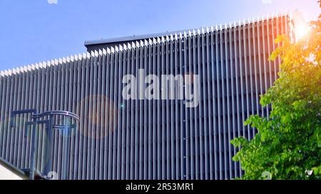 Metallfassade des Gebäudes. Details der Aluminiumfassade und der Aluminiumpaneele am Gebäude. Verkleidungsplatten aus Stahlrahmen. Stockfoto