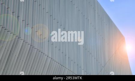 Metallfassade des Gebäudes. Details der Aluminiumfassade und der Aluminiumpaneele am Gebäude. Verkleidungsplatten aus Stahlrahmen. Stockfoto