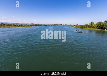 Aufzuchtbecken für Chambo Fish, eine endemische Cichlid-Art in Malawi, in der Shire River Drainage in Mangochi. Die Bevölkerung von Chambo im Malawi-See nimmt stark ab. Blick auf den Shire River von der Bakili Muluzi Bridge in Mangochi, Malawi Stockfoto