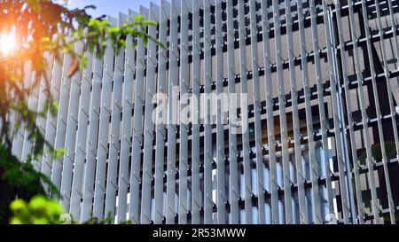 Metallfassade des Gebäudes. Details der Aluminiumfassade und der Aluminiumpaneele am Gebäude. Verkleidungsplatten aus Stahlrahmen. Stockfoto