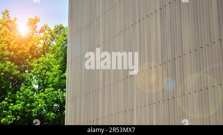 Metallfassade des Gebäudes. Details der Aluminiumfassade und der Aluminiumpaneele am Gebäude. Verkleidungsplatten aus Stahlrahmen. Stockfoto