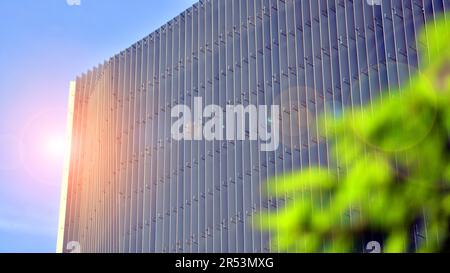Metallfassade des Gebäudes. Details der Aluminiumfassade und der Aluminiumpaneele am Gebäude. Verkleidungsplatten aus Stahlrahmen. Stockfoto