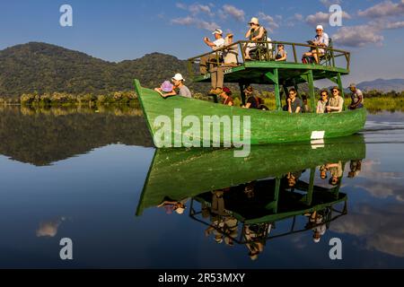 Geführte Bootstour über den Shire River. Abendliche Atmosphäre am Shire River. Liwonde-Nationalpark, Malawi Stockfoto