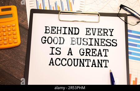 Zitat Hinter jedem guten Geschäft ist ein großer Buchhalter handschriftlich auf Notebook Seite mit Taschenrechner und Kugelschreiber. Stockfoto