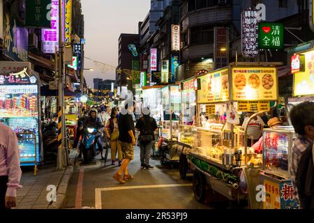 Lebhaftes Leben auf dem Nachtmarkt in der Guangzhou Street im Wanhua District (Taipei/Taiwan) Stockfoto