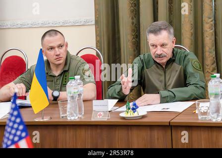 Kiew, Ukraine. 26. Mai 2022. Ukrainischer Stellvertretender Verteidigungsminister, Gen. Volodymyr Havrylov, rechts, spricht während eines bilateralen Treffens mit US-Senator Lindsey Graham im Verteidigungsministerium am 26. Mai 2023 in Kiew, Ukraine. Guthaben: Pool Photo/US State Department/Alamy Live News Stockfoto