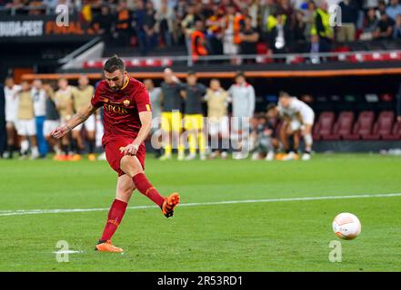 Romas Bryan Cristante gewinnt beim Elfmeterschießen des Finales der UEFA Europa League in der Puskas Arena in Budapest den ersten Elfmeter seiner Seite. Bilddatum: Mittwoch, 31. Mai 2023. Stockfoto