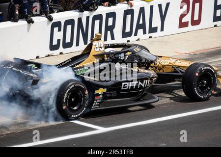 Ed Carpenter Racing Fahrer Ed Carpenter (33) aus den Vereinigten Staaten macht während des 2023 Indy 500 auf dem Indianapolis Motor Speedway in Indianapolis einen Boxenstopp. Stockfoto