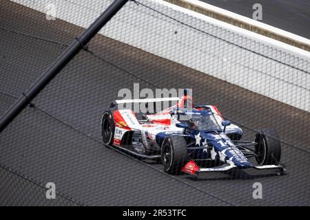 Fahrer Santino Ferrucci (14) auf dem Indianapolis Motor Speedway in Indianapolis auf dem ersten Platz gegen Chip Ganassi Racing-Fahrer Marcus Ericsson (8) aus Schweden während des 2023 Indy 500. Stockfoto