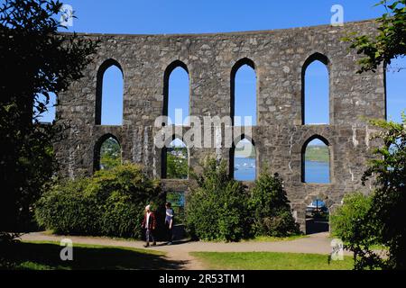 Besucher im lokalen Wahrzeichen McCaig's Tower, Oban, Schottland Stockfoto