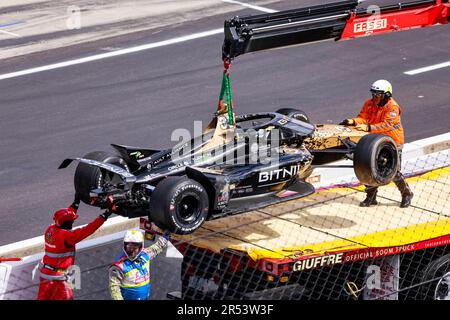 Indianapolis, Usa. 28. Mai 2023. Der Ed Carpenter Racing-Fahrer Ed Carpenter (33) aus dem US-amerikanischen Auto wird nach einem Unfall während des 2023 Indy 500 auf dem Indianapolis Motor Speedway in Indianapolis auf einen Wracker geladen. (Foto: Jeremy Hogan/SOPA Images/Sipa USA) Guthaben: SIPA USA/Alamy Live News Stockfoto