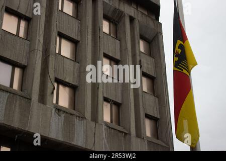 Moskau, Russland. 31. Mai 2023. Neben dem Gebäude des Konsulats der Bundesrepublik Deutschland in Moskau hängt eine deutsche Flagge. Am 31. Mai 2023 erließ die Bundesregierung einen Beschluss, vier ihrer fünf Konsulate in Russland zu schließen, unter Berufung auf die von der russischen Regierung verhängte Beschränkung der Anzahl deutscher Beamter, die im Land anwesend sein dürfen. Darüber hinaus widerrief Deutschland seine Zustimmung zum Betrieb von vier der fünf russischen Konsulate in Deutschland. (Foto: Vlad Karkov/SOPA Images/Sipa USA) Guthaben: SIPA USA/Alamy Live News Stockfoto